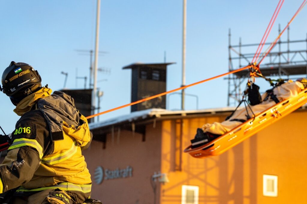 Under en övning mellan vindkraftsbolag och Jämtlands räddningstjänst firades den skadade (en docka) på en bår via en travers från hög höjd till marken för vidare transport.
Källa: Jämtkraft